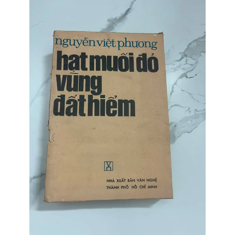 Hạt muối đỏ vùng đất hiểm - Nguyễn Việt Phương 1021629