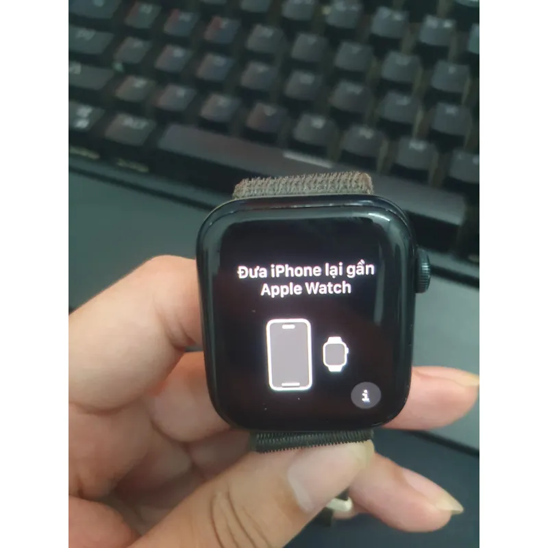 Thiết bị đeo smartwatch Apple Watch Series SE 2024 dây vải chính hãng màu xanh 696102