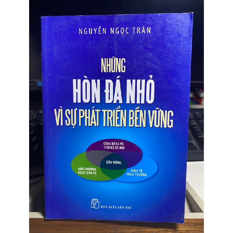 Những hòn đá nhỏ vì sự phát triển bền vững -Sách mới 90% -2011 -Nguyễn Ngọc Trân [2001] 442154