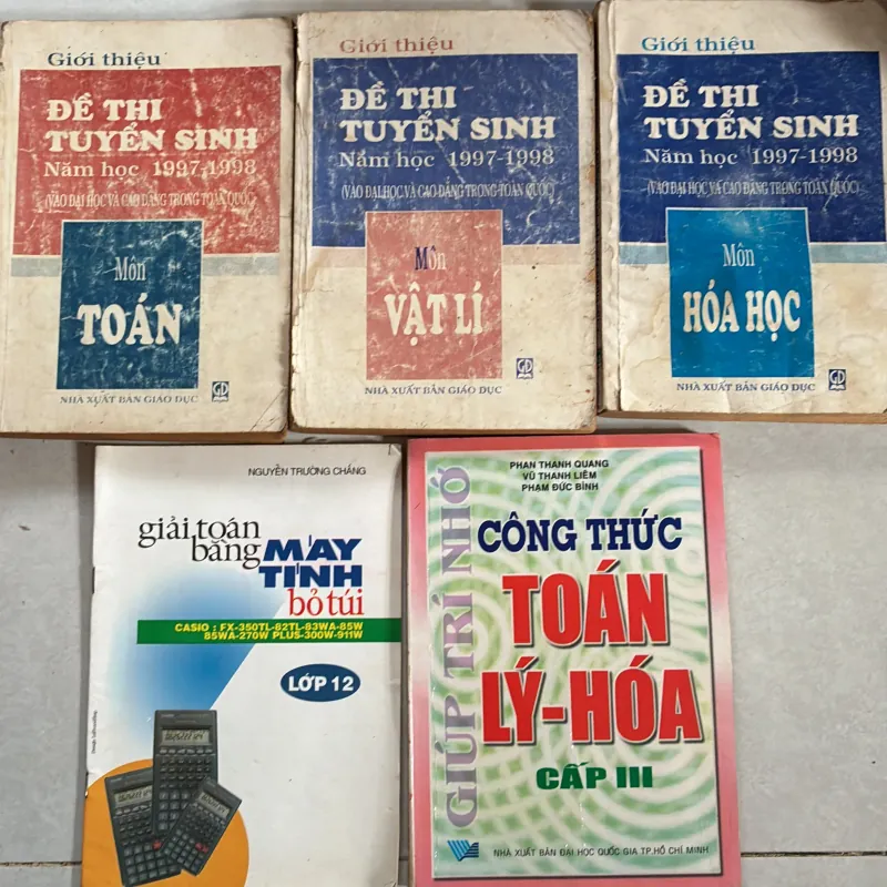 Giới thiệu đề thi tuyển sinh Toán Lý Hoá (5 cuốn) 990417