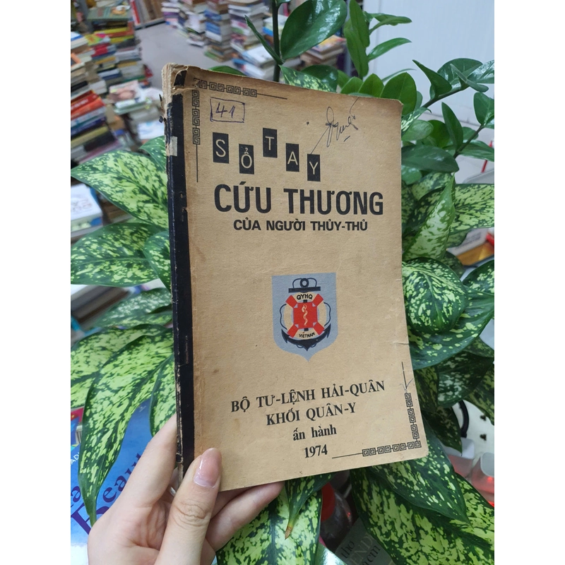 SỔ TAY CỨU THƯƠNG CỦA NGƯỜI THỦY-THỦ 474054