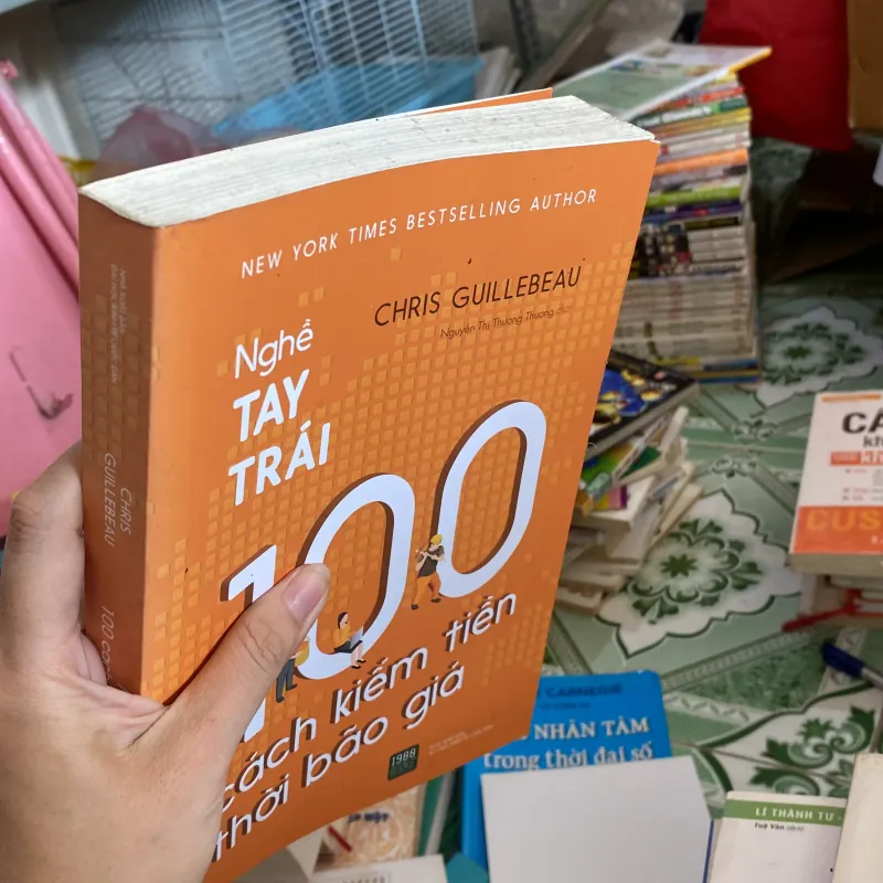 Nghề Tay Trái: 100 Cách Kiếm Tiền Thời Bão Giá" của tác giả Chris Guillebeau.  800498