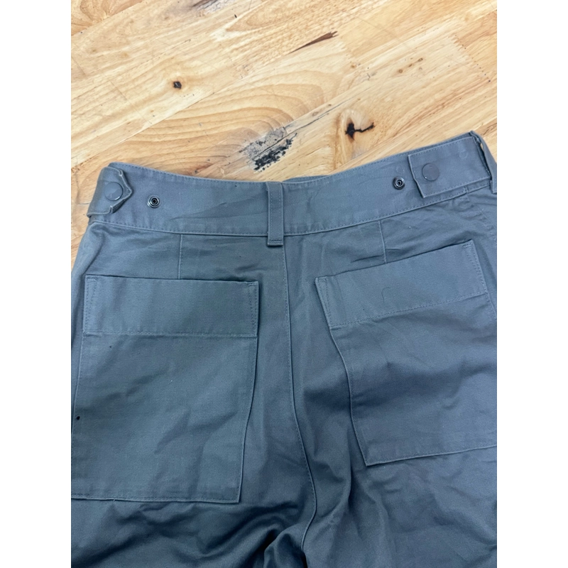 Quần Uniqlo xám xi măng 455011