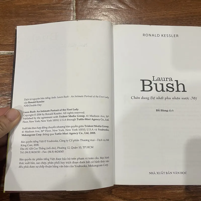 Chân dung đệ nhất phu nhân nước Mỹ Laura Bush - Ronald Kessler (k4) 707364