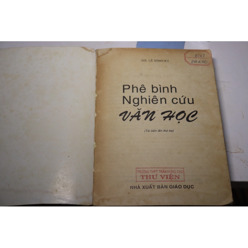 Phê bình nghiên cứu Văn học - GS Lê Đình Kỵ 464364