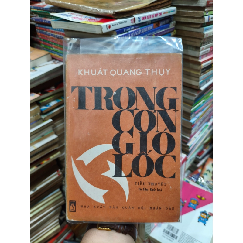 Trong cơn gió lốc 🌱 536577