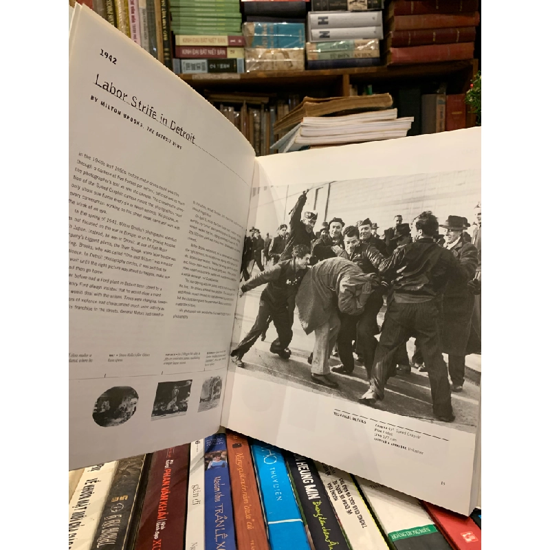 Moments: The Pulitzer Prize-winning Photographs - Hal Buell 332964