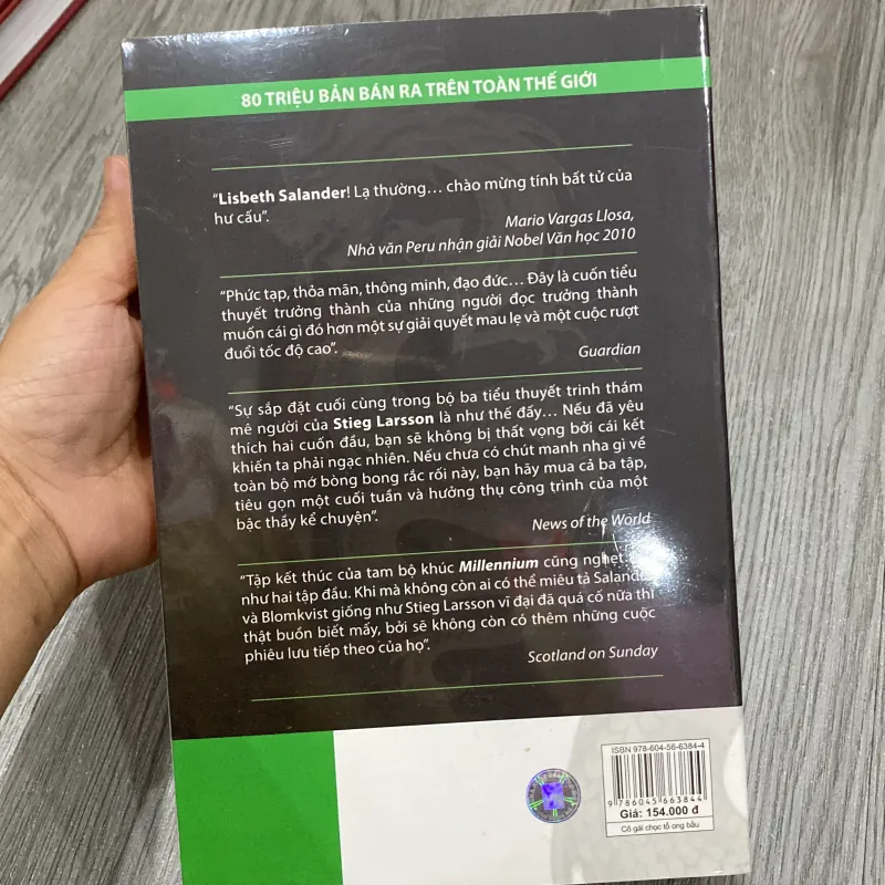 Cô gái chọc tổ ong bầu 1023384