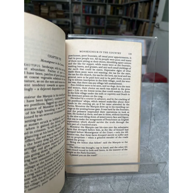 A TALE OF TWO CITIES - CHARLES DICKENS 974977