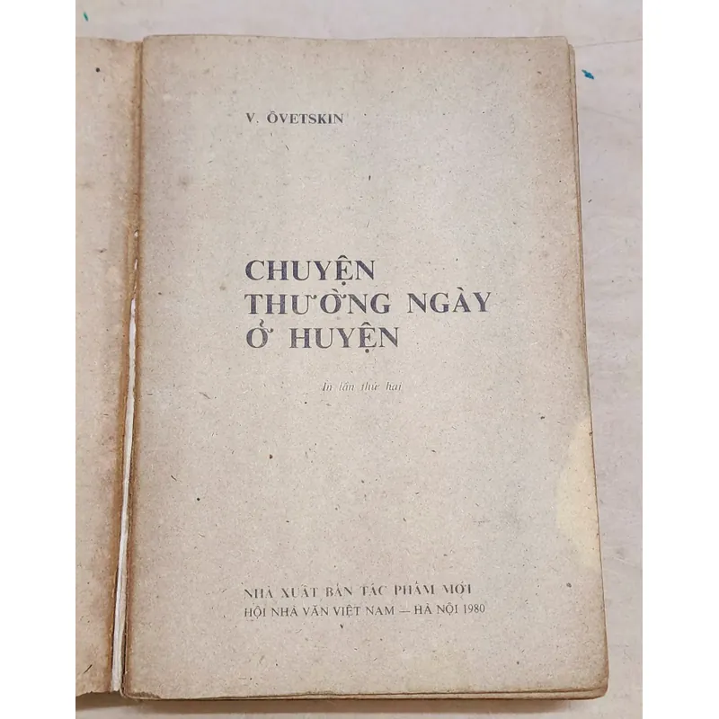 Truyện ký CHUYỆN THƯỜNG NGÀY Ở HUYỆN (Valenlin Ovechkin 731438