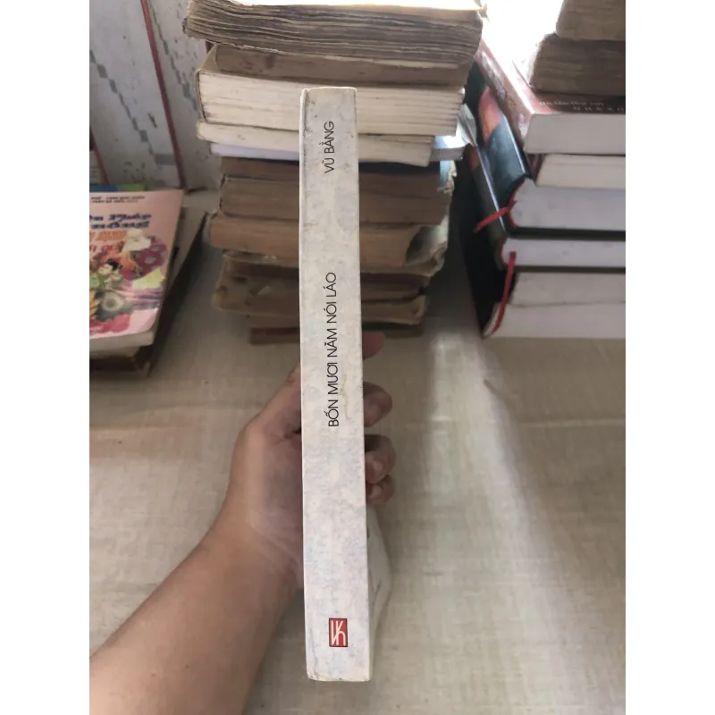 Bốn mươi năm nói láo 993516