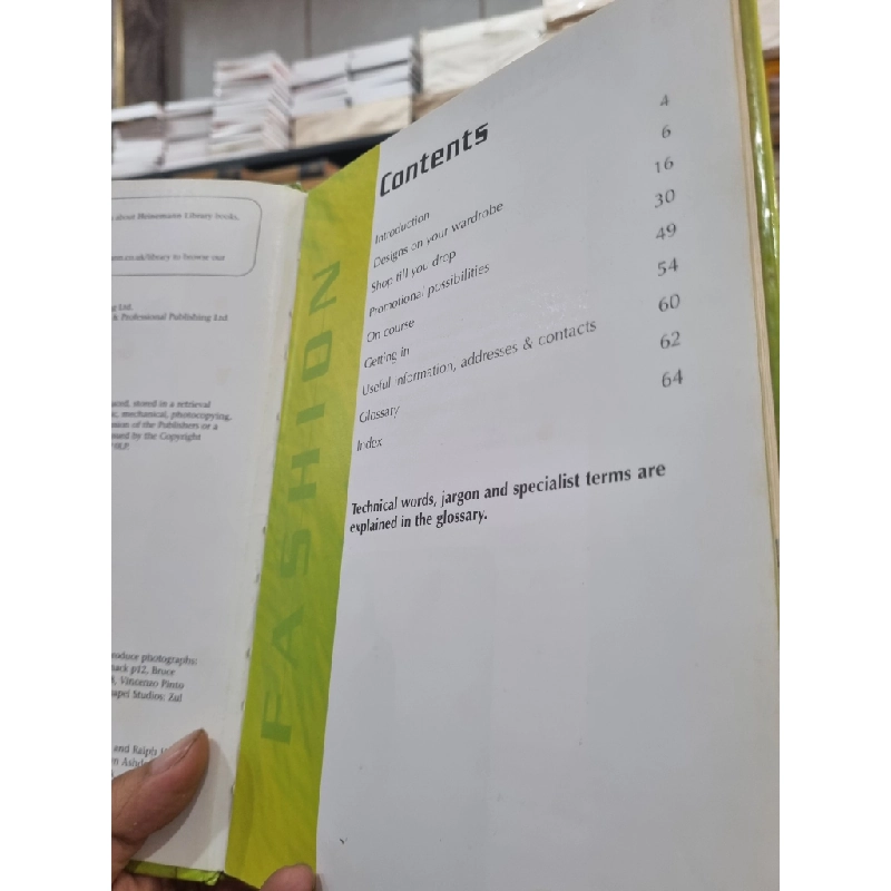 LOOK AHEAD : A GUIDE TO WORKING IN FASHION - Gillian Sharp 144134