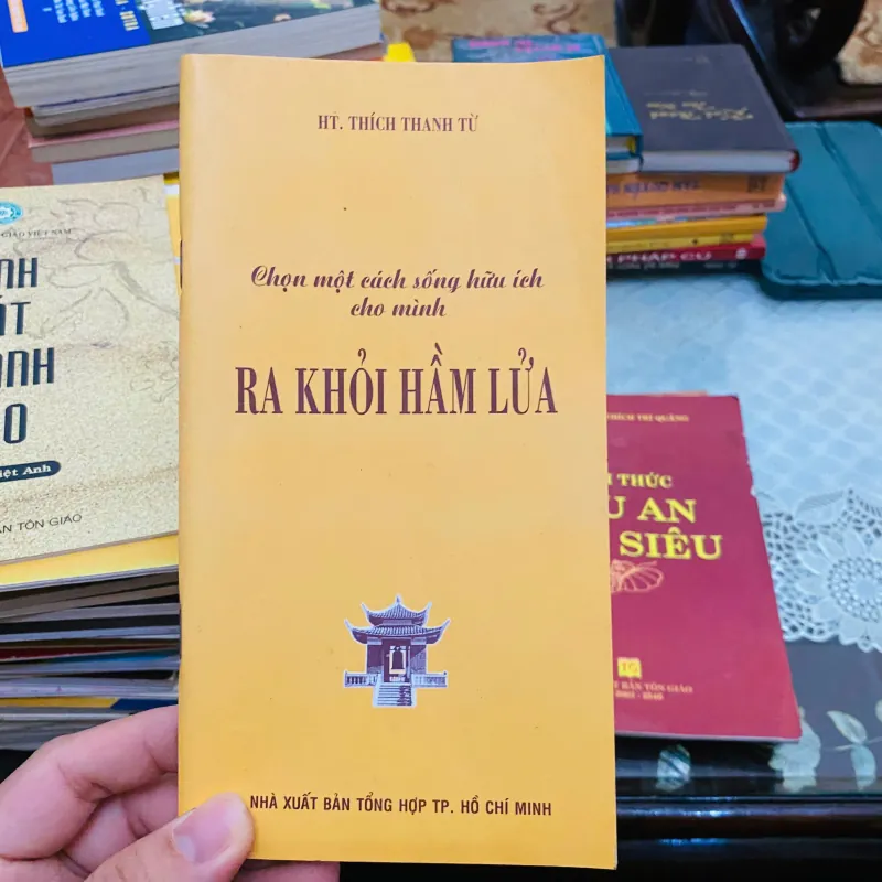 RA KHỎI HẦM LỬA 1013627