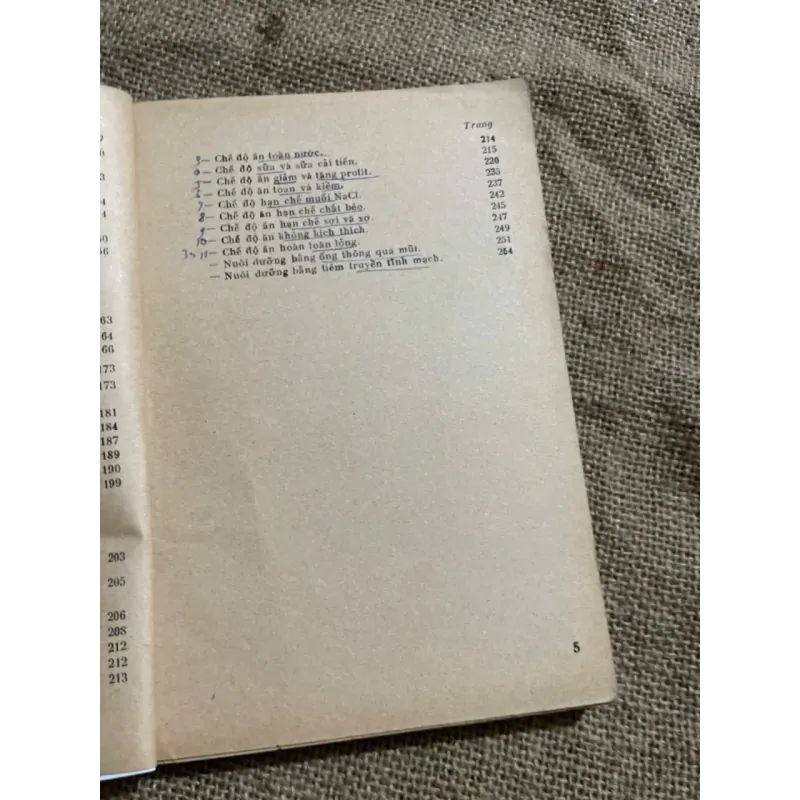 B. S. ĐỖ XUÂN DỤC- NUÔI DƯỠNG HỌC ỨNG DỤNG VÀO ĐIỀU TR! - TẬP I - 1976 - SÁCH Y 571852