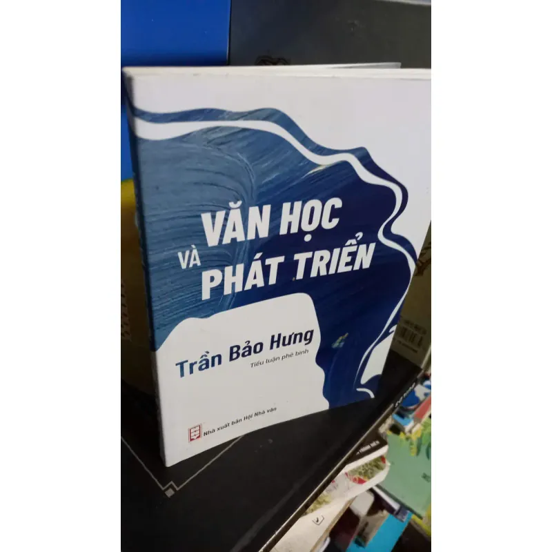 văn học và phát triển tiểu luận và phê bình 630109