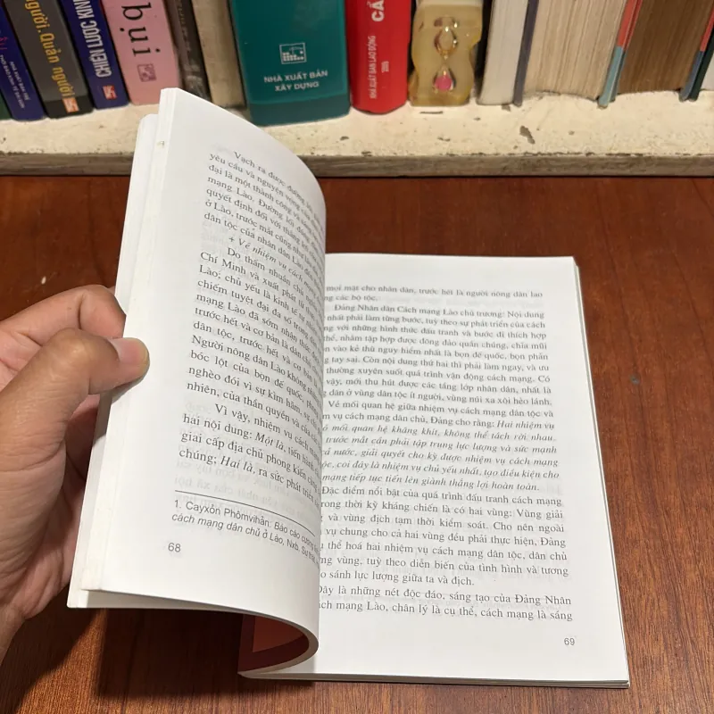 II Sách Lịch Sử: Hồ Chí Minh Với Nhân Dân Lào - 2005 800355