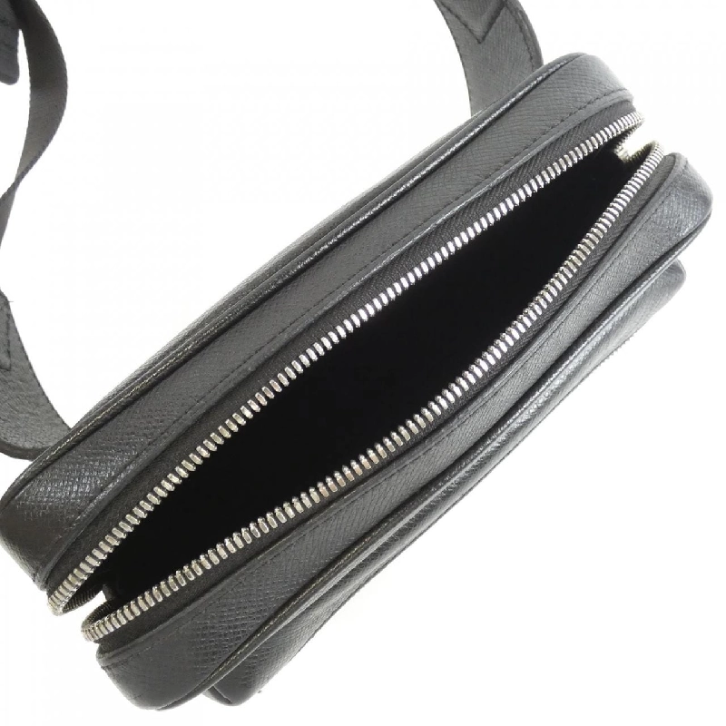 Túi đeo chéo Louis Vuitton Taiga Bum Bag Outdoor M33438 612622