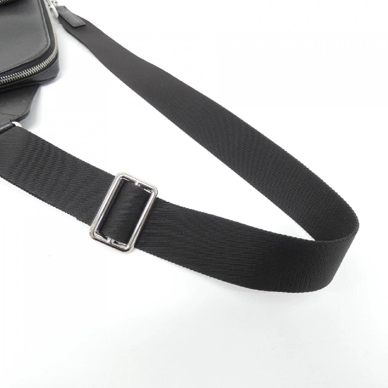 Túi đeo chéo Louis Vuitton Taiga Avenue M30443 610222