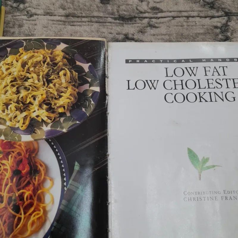 Sách nấu ăn ngoại Anh- Cẩm nang nấu MÓN ÍT MỠ ÍT BÉO. Chủ biên. Christine France 786589