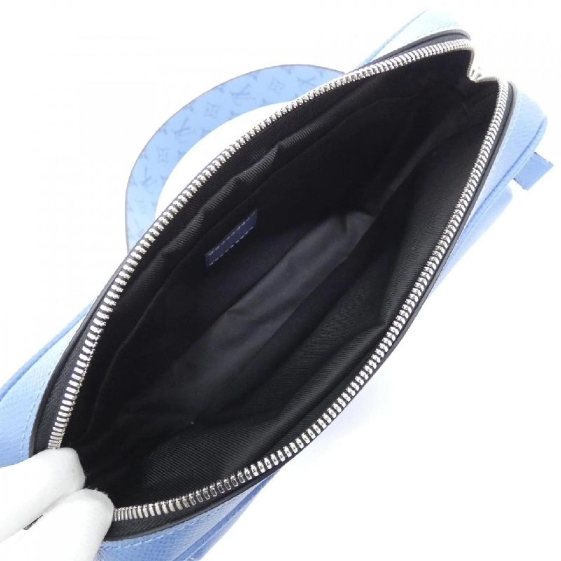 Túi đeo chéo ngoài trời Louis Vuitton Taiga Lama M30749 610681