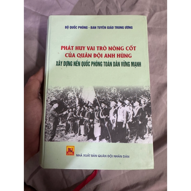 Phát huy vai trò nòng cốt của quân đội anh hùng - bìa cứng dày gần 1000 trang 517090