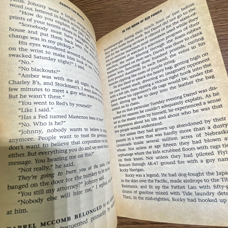 In the moon of red ponies James Lee Burke 377826