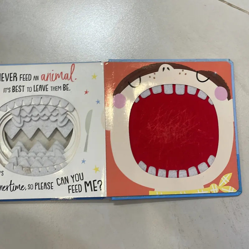 NGOẠI VĂN tiếng anh trẻ em : Never Feed a Shark ! - sách bìa cứng dày đẹp - tương tác  1027550