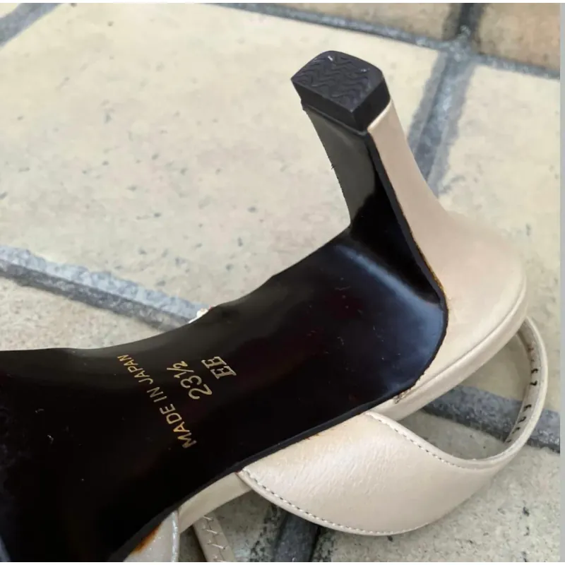 Giày cao gót màu be nhũ của LIZ 1013802