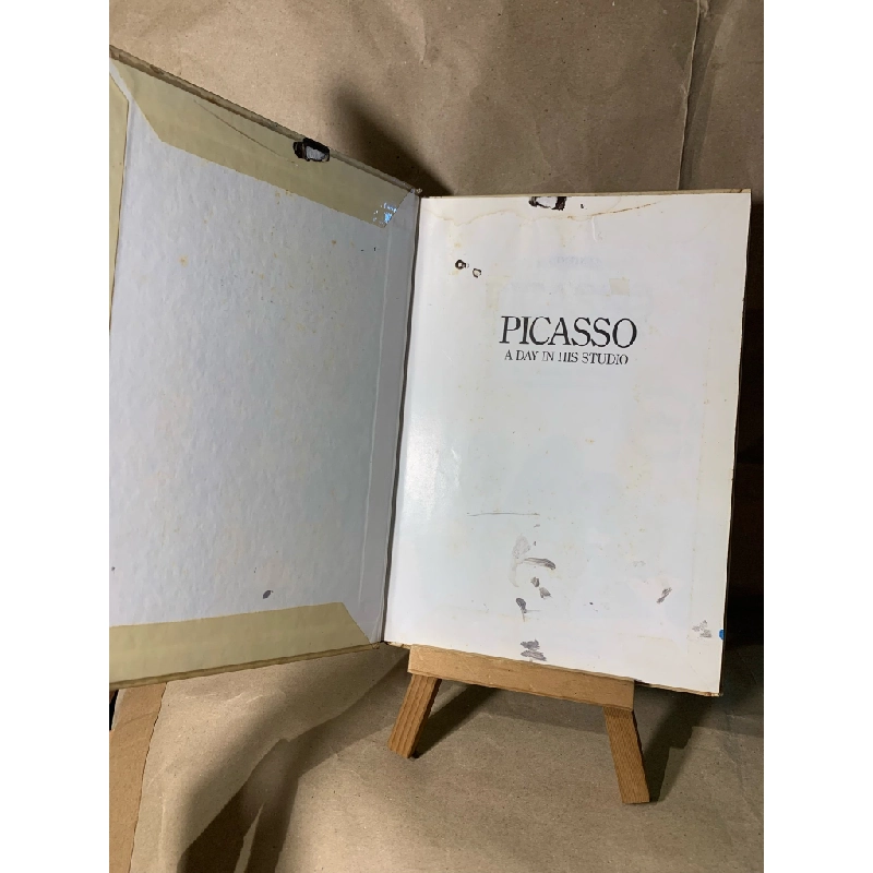 PICASSO A DAY IN HIS STUDIO ART FOR Children, Parenting & Education Books	 - Veronique Antoine 362453
