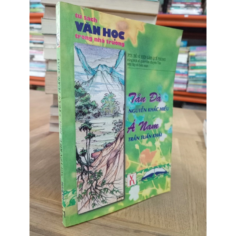 Tủ sách văn học trong nhà trường 656366