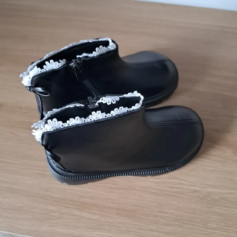 GIÀY BOOT DA MÀU ĐEN CHO BÉ GÁI SIZE 28 16CM MỚI 100% 1043891