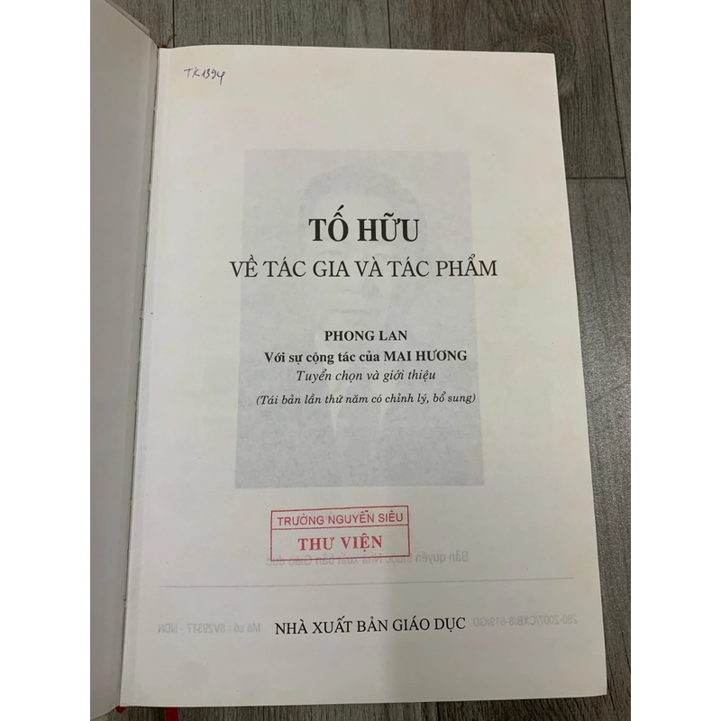 Tố hữu về tác gia và tác phẩm. Bìa cứng.  525414