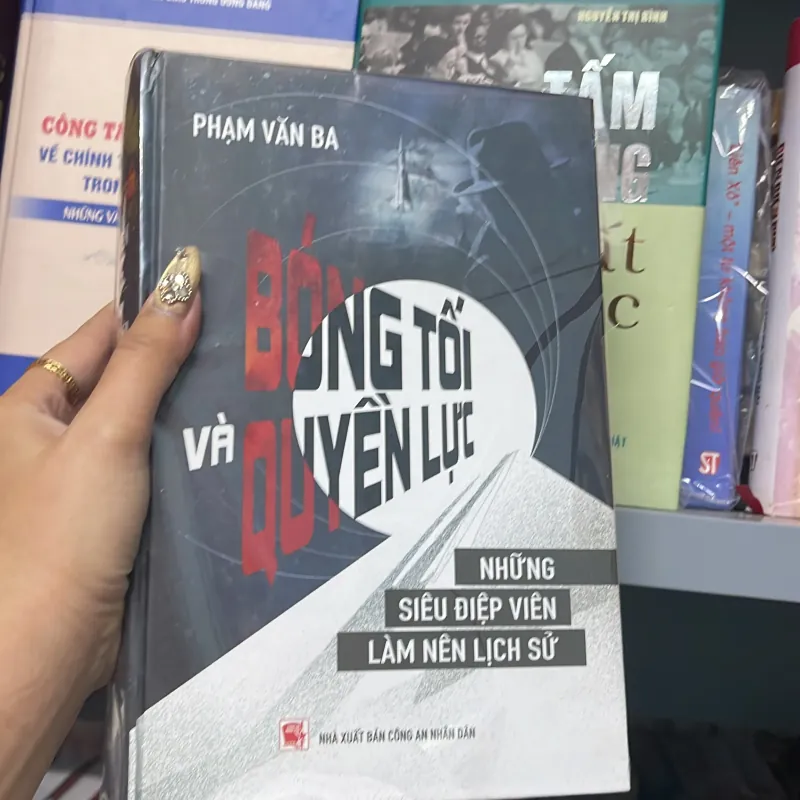 Bóng Tối và Quyền Lực  1032875