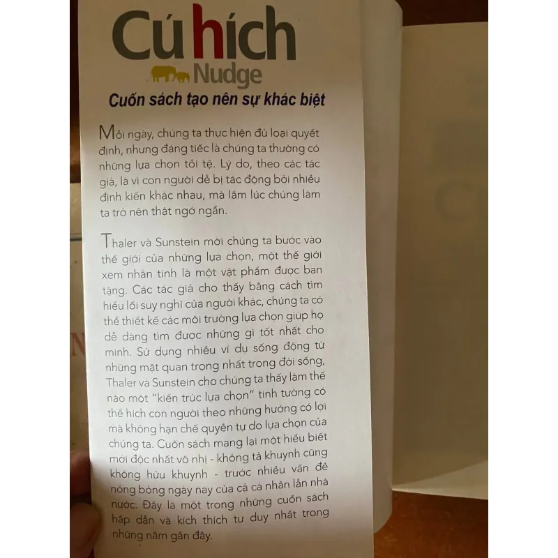 Cú Hích (Nudge) của hai tác giả Richard H. Thaler (chủ nhân giải Nobel Kinh tế 2017) 1027690