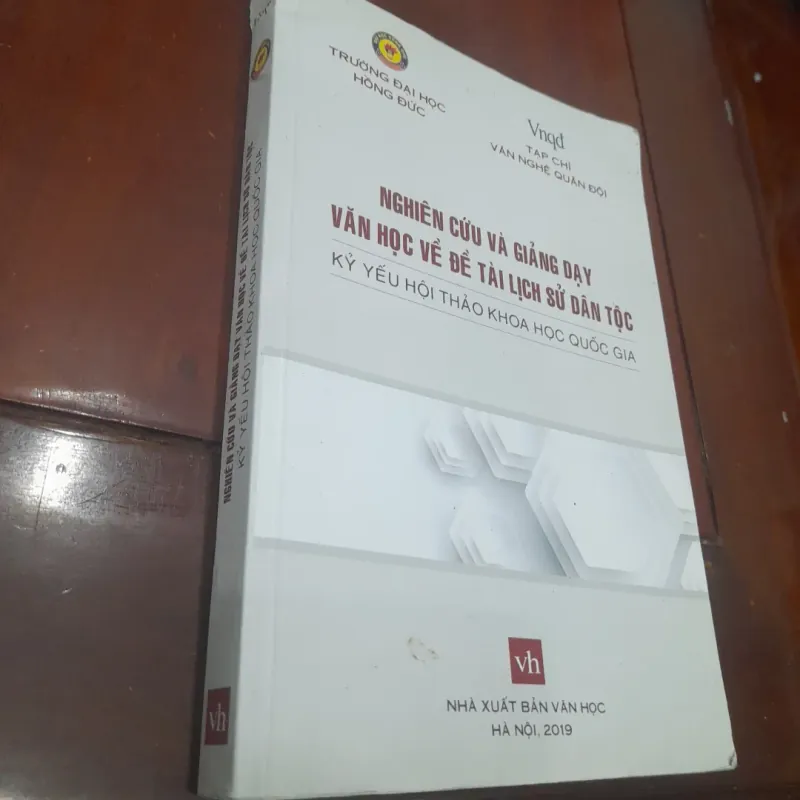 NGHIÊN CỨU VÀ GIẢNG DẠY VĂN HỌC VỀ ĐỀ TÀI LỊCH SỬ DÂN TỘC (kỷ yếu hội thảo khoa học) 1037086