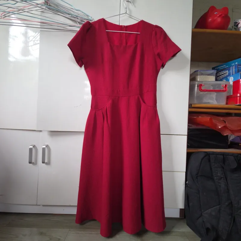 Váy Đỏ Đô qua dài qua đầu gối cổ vuông 1006197