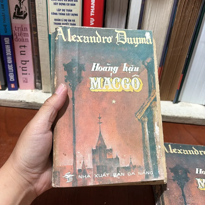 II Văn Học Nước Ngoài: Hoàng Hậu MácGô (2 Tập) - ALEXANĐRƠ ĐUYMA - 1988 781593