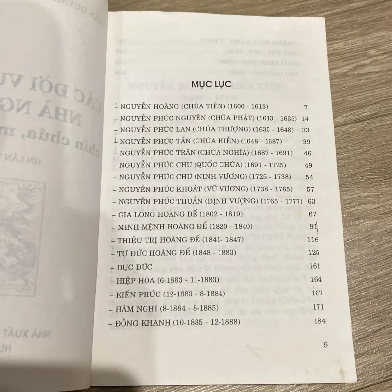 CÁC ĐỜI VUA CHÚA NHÀ NGUYỄN - CHÍN CHÚA, MƯỜI BA VUA (XB 2006) 749340