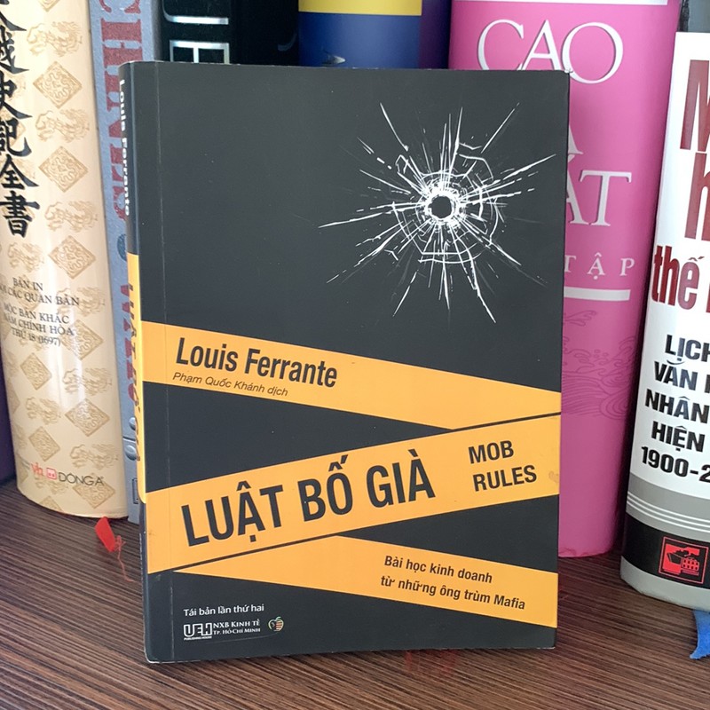 Sách kinh tế : Luật Bố Già- Mới 90% Ố viền 148926