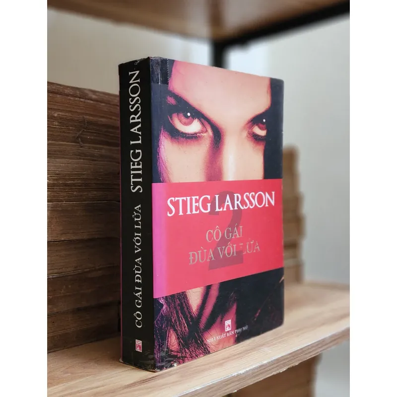 Trinh thám Thụy Điển: CÔ GÁI ĐÙA VỚI LỬA, giấy xốp - Tác giả: Stieg Larsson 704302