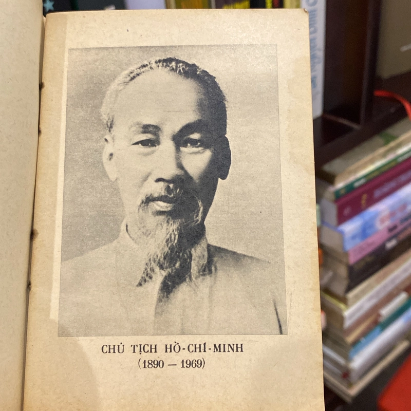 ĐỜI ĐỜI NHỚ ƠN CHỦ TỊCH HỒ CHÍ MINH VĨ ĐẠI, sách khổ nhỏ bỏ túi, xb 1969 551046