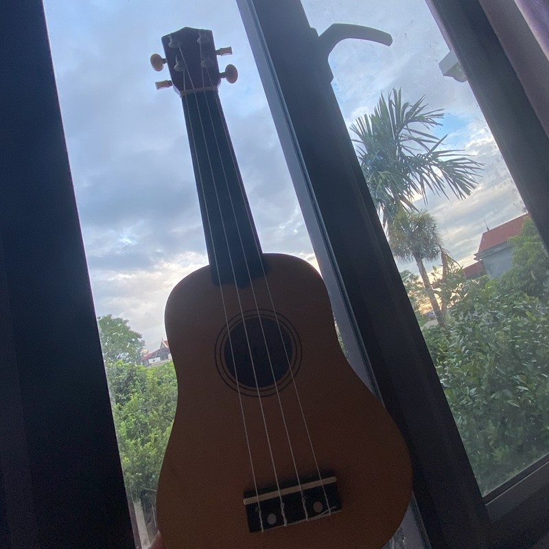 Đàn ukulele Woim vàng cát pha đỏ..còn mới 190232