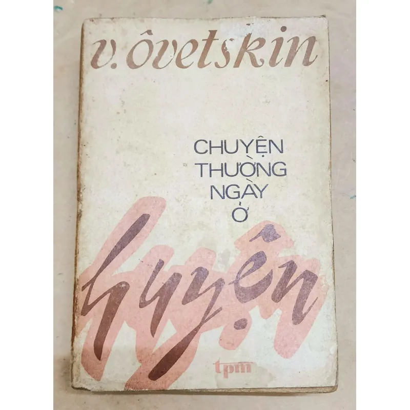 Truyện ký CHUYỆN THƯỜNG NGÀY Ở HUYỆN (Valenlin Ovechkin 731438