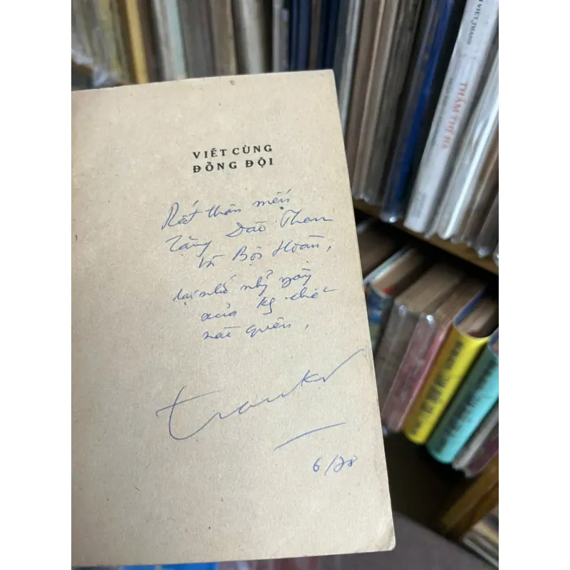 Viết cùng đồng đội - Trần Cư - Tiểu luận, phê bình - có chữ ký tác giả 1006537