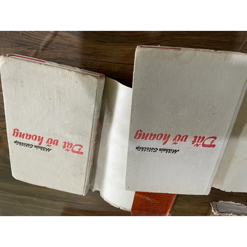 ĐẤT VỠ HOANG - NXB CẦU VỒNG , 2 TẬP 573080