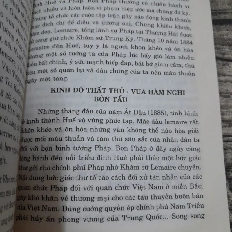 NHÀ NGUYỄN Chín Chúa Mười ba Vua- Tg Phi Long . Bản in 2003 Nxb Đà Nẵng 781265