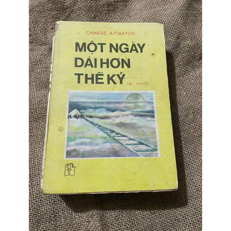 Một ngày dài hơn thế kỷ - sách dày hơn 500 trang  1046497