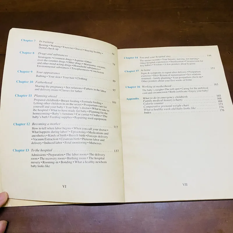 A doctor discusses pregnancy  726757