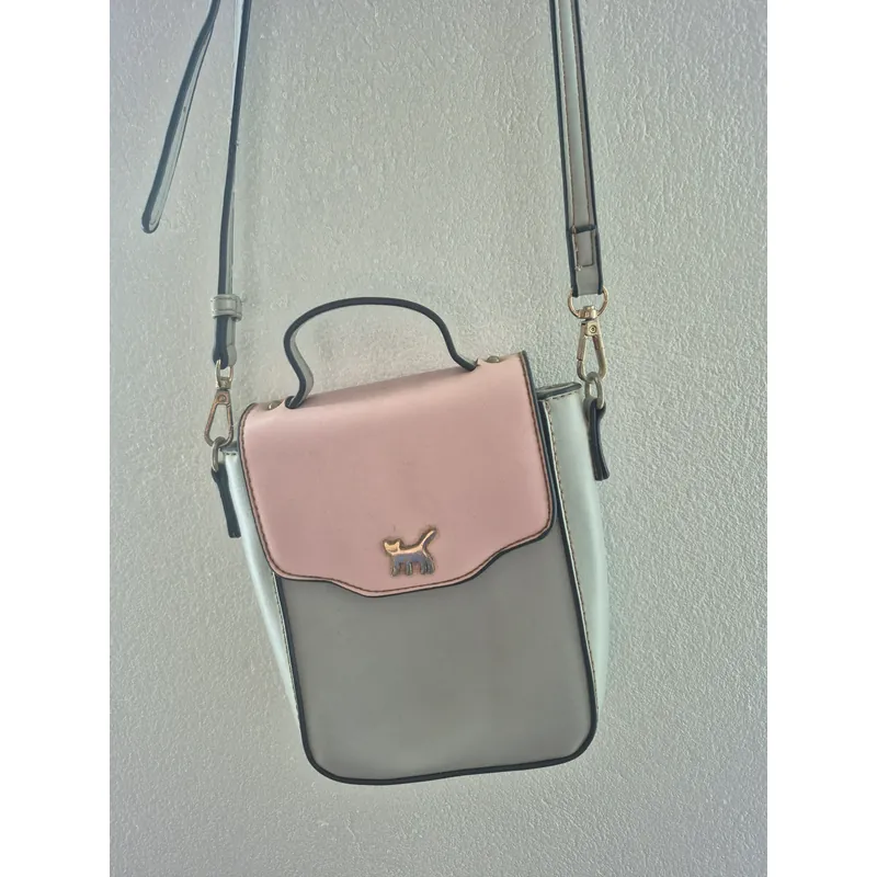 Đây là túi đeo chéo mini nữ – kiểu dáng nắp gập phối màu hồng – xám, 714492