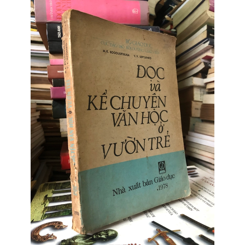 Sách Đọc và kể chuyện văn học ở vườn trẻ 306233